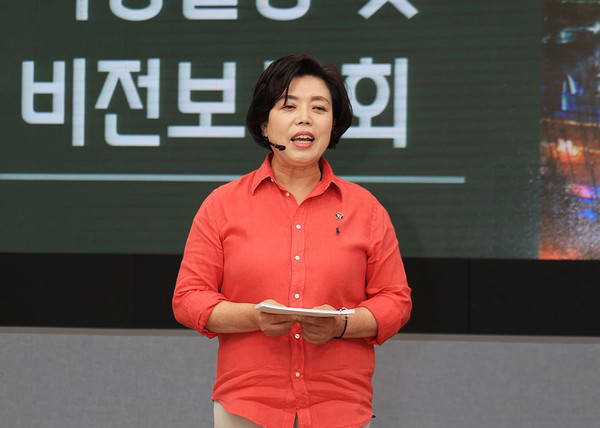 신계용 과천시장이 민선8기 취임 1주년을 맞아 시청 대강당에서 열린 시정설명 및 비전보고회에서 ‘지식‧문화예술도시 과천’으로의 새로운 비전과 함께 과천 미래100년의 청사진을 밝혔다. (사진제공=과천시청)