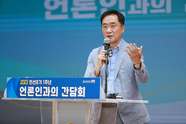 정장선 평택시장이 4일 민선 8기 1주년을 맞아 시청 대회의실에서 언론인과의 간담회를 열고 있다. (사진제공=평택시청)