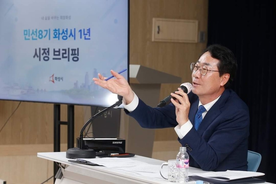 취임 2년차를 맞이한 정명근 화성시장이 4일 시정 브리핑에서 기자들의 질의에 답변을 하고 있다. (사진=정명근 화성시장 페이스북)