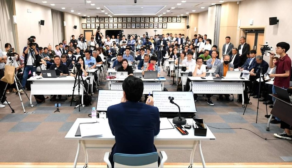 취임 2년차를 맞이한 정명근 화성시장이 4일 시정 브리핑에서 기자들의 질의에 답변을 하고 있다. (사진=정명근 화성시장 페이스북)