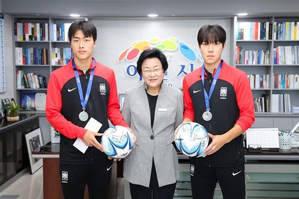 김경희 이천시장은 5일 자신의 SNS 계정 글에 "이천과 대한민국을 빛낸 김명준, 백인우 선수을 격려하고자 만났다"며 관련 소식을 전했다.