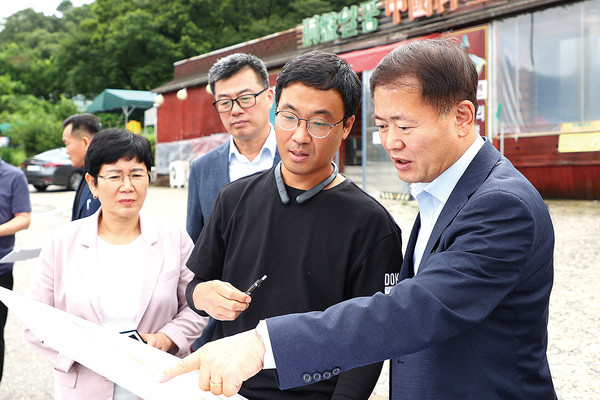 김영수 의왕부시장이 5일 주요 공약사업 현장을 방문해 진행 상황을 점검하고 있다. (사진제공=의왕시청)