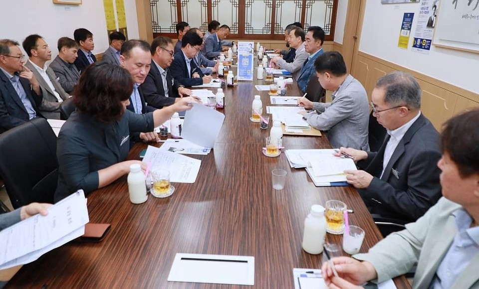 정장선 평택시장이 평택 독립운동의 주역인  안재홍 선생과 원심창 의사의 서훈 등급 상향을 위한 범시민 서명운동에 시민들의 동참을 호소하고 나섰다. 사진은 회의 장면. (사진=정장선 평택시장 페이스북)