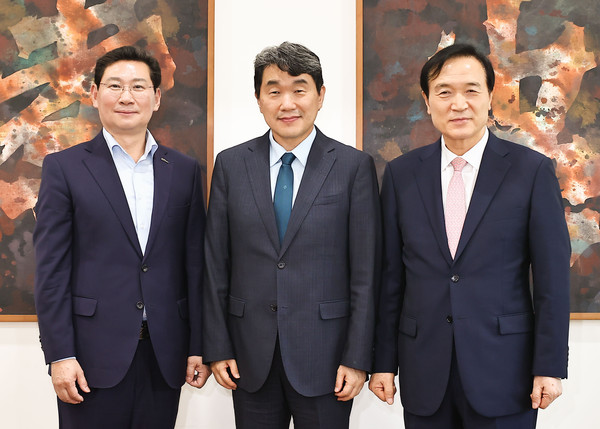 이상일 시장과 임태희 교육감은 5일 용인대학교를 방문한 이주호 사회부총리 겸 교육부장관에게 용인 반도체마이스터고 신설 필요성을 강조하며 교육부의 관심과 지원을 요청했다. (사진제공=용인시청)