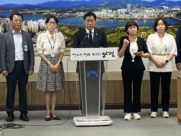 전진선 양평군수(가운데)가 6일 군청 별관 4층 소회의실에서 ‘서울-양평 고속도로 사업 추진 전면 중단’ 관련 긴급 기자회견을 열고 있다. (사진=장은기 기자)