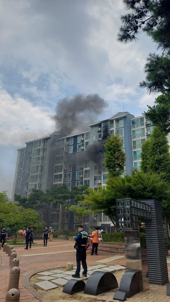 7일 낮 12시32분께 안산시 단원구 초지동의 한 10층짜리 아파트 8충 세대에서 공사 중 불이 났다. 사진은 화재 현장. (사진제공=경기도소방재난본부)