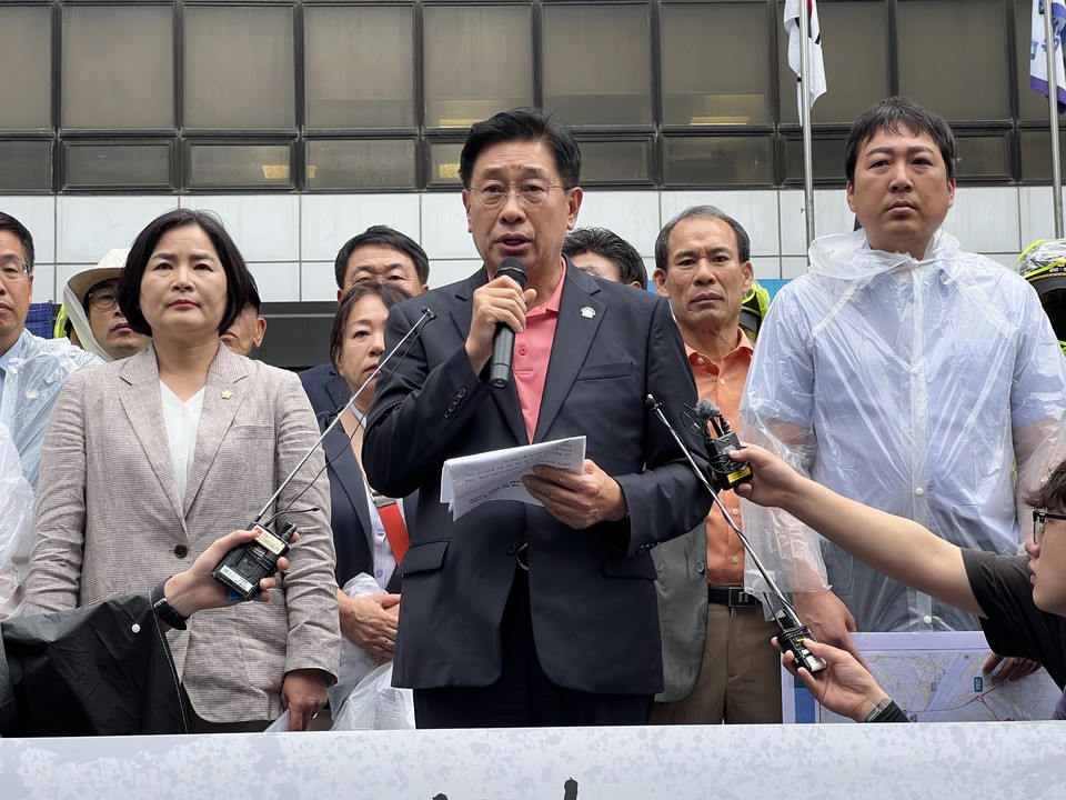전진선 양평군수가 9일 서울-양평고속도로 노선(안)에 대해 관련 의혹을 제기한 더불어민주당 당사를 찾아 ‘양평군의 숙원사업인 고속도로 건설 사업의 정치 쟁점화를 중단할 것’을 요청했다. (사진=전진선 양평군수 페이스북)