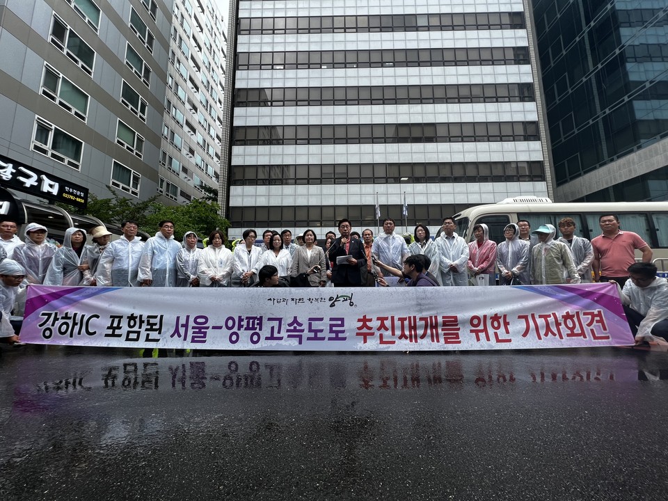 전진선 양평군수가 9일 서울-양평고속도로 노선(안)에 대해 관련 의혹을 제기한 더불어민주당 당사를 찾아 ‘양평군의 숙원사업인 고속도로 건설 사업의 정치 쟁점화를 중단할 것’을 요청했다. (사진=전진선 양평군수 페이스북)