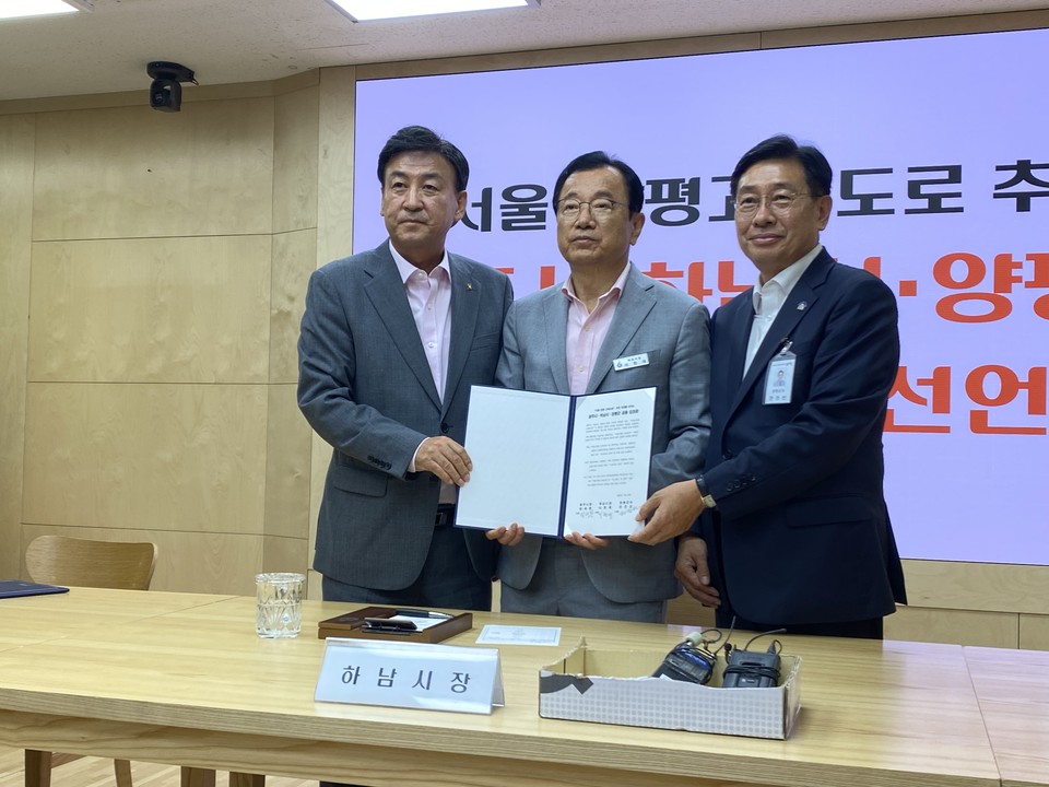 대통령 부인 김건희 여사 일가의 특혜 의혹이 불거지자 원희룡 국토부장관이 지난 6일 '서울∼양평 고속도로' 건설 계획 백지화를 발표한 가운데, 고속도로 예정지 지자체 3곳이 재추진에 적극 협력키로 했다. (사진=장은기 기자)
