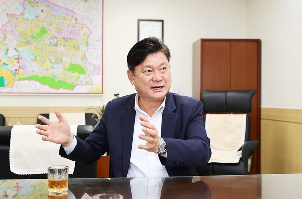 이영훈 인천 미추홀구청장이 인터뷰를 통해 “항상 주민과 소통하고, 약속한 공약은 꼭 지키는 구청장이 되기 위해 노력하겠다”고 강조했다. (사진제공=미추홀구청)