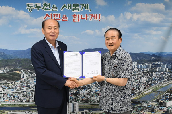동두천시가 10일 대진의료재단 측과 동두천 제생병원 무상 임대 협약을 체결한 후 기념 촬영을 하고 있다. (사진제공=동두천시청)