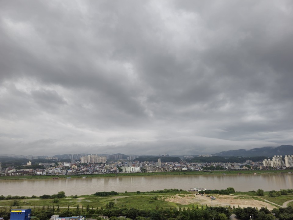 12일 수요일인 경기·인천지역은 대체로 흐리고, 곳에 따라 비가 내리겠다. 예상 강수량은 전날 내린 비를 포함해 서울·인천·경기도 30~100㎜, 많은 곳은 150㎜이상이겠다. 천둥과 번개를 동반해 강한 비가 내리는 곳도 있겠다. 사진은 먹구름이 잔뜩 드리운 흐린 하늘. (사진=중앙신문DB)