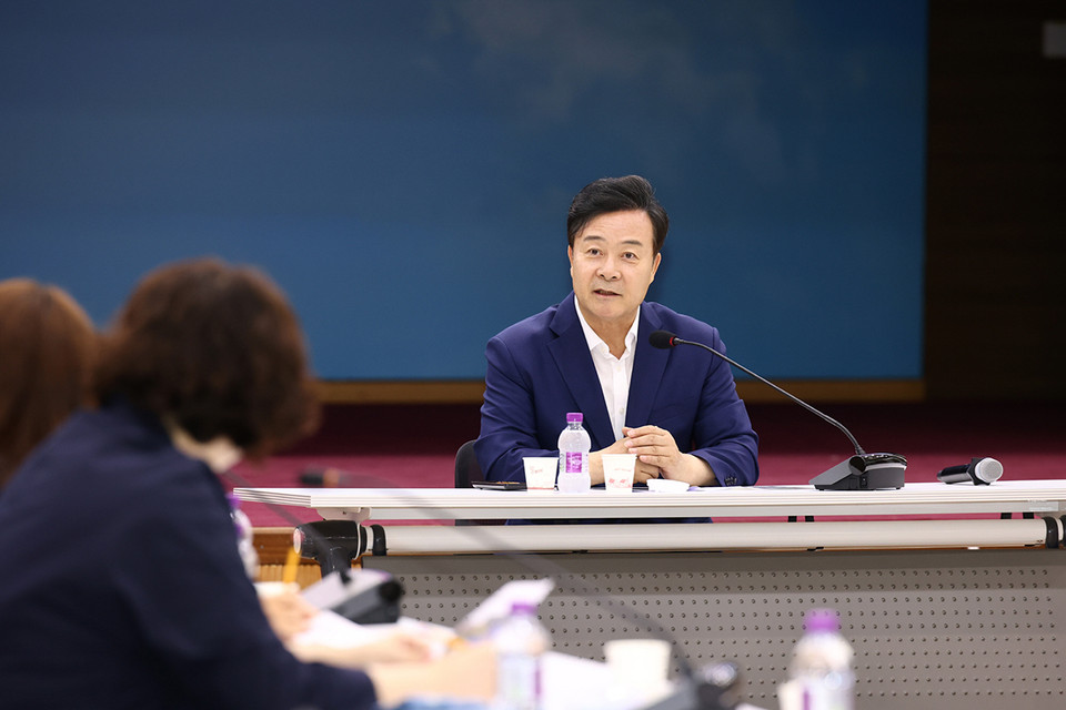 김성제 의왕시장은 12일 오전 시청 대회의실에서 백운호수 초중통합학교 설립을 위해 백운호수초등학교 학부모회 임원 및 백운밸리 입주민 대표 등과 간담회를 진행했다. (사진제공=의왕시청)