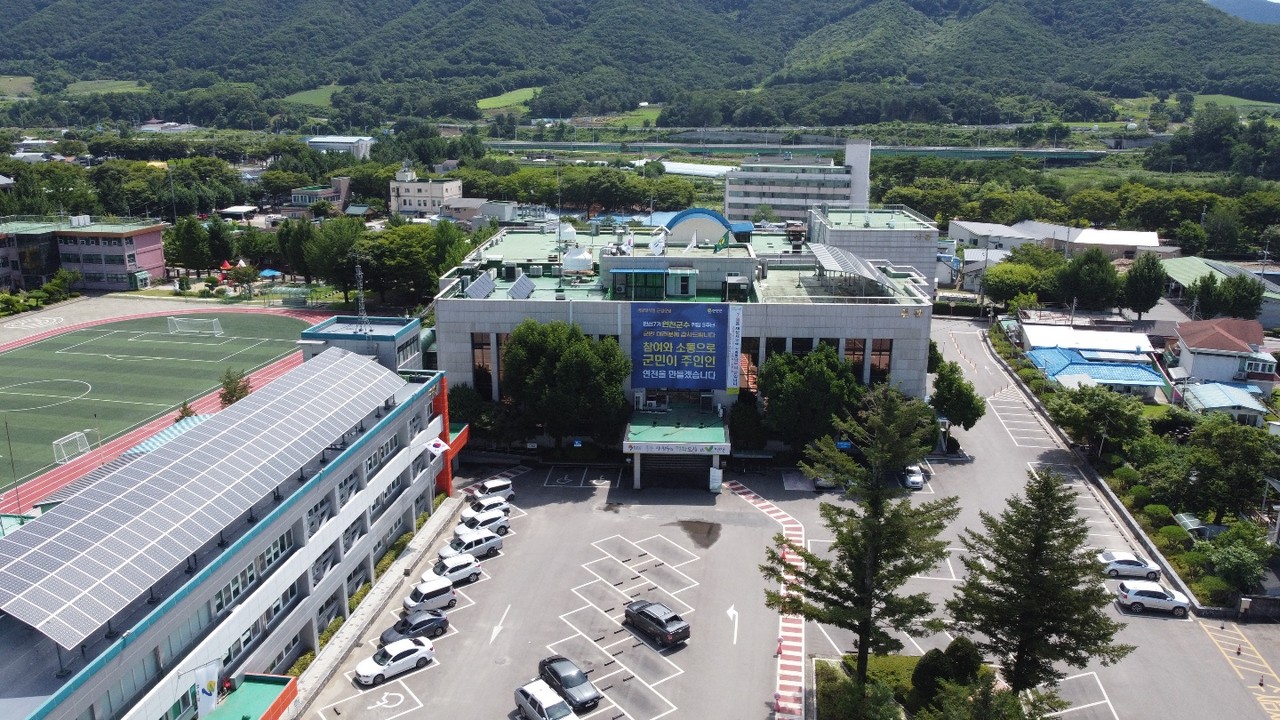 연천군이 청산면에 추진 중인 복합커뮤니티센터가 최근 6포병여단과 기부 대 양여의 조건부 이전 승인 결정으로 본격 추진하게 됐다. 사진은 연천군청 전경. (사진=중앙신문 DB)