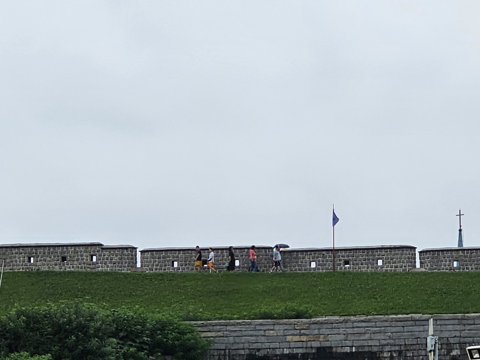 13일 목요일인 오늘 경기·인천지역은 대체로 흐리고, 아침부터 비가 내리겠다. 예상 강수량은 곳에 따라 100~150㎜비가 내리겠다. 다음날(14일)까지 많이 내리는 곳은 250㎜이상이겠다. 사진은 11일 오전 11시50분께 잔뜩흐린 수원화성 창룡문 일대 성곽 전경. (사진=권영복 기자)