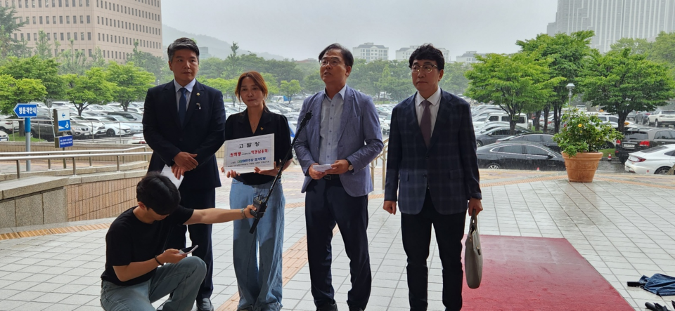 더불어민주당 경기도당이 13일 최재관 여주양평지역위원장, 양평군의회 여현정, 최영보 의원과 함께 고위공직자범죄수사처를 방문해 원희룡 국토교통부 장관을 ‘형법상 직권남용죄’혐의로 고발했다. (사진=김상현 기자)