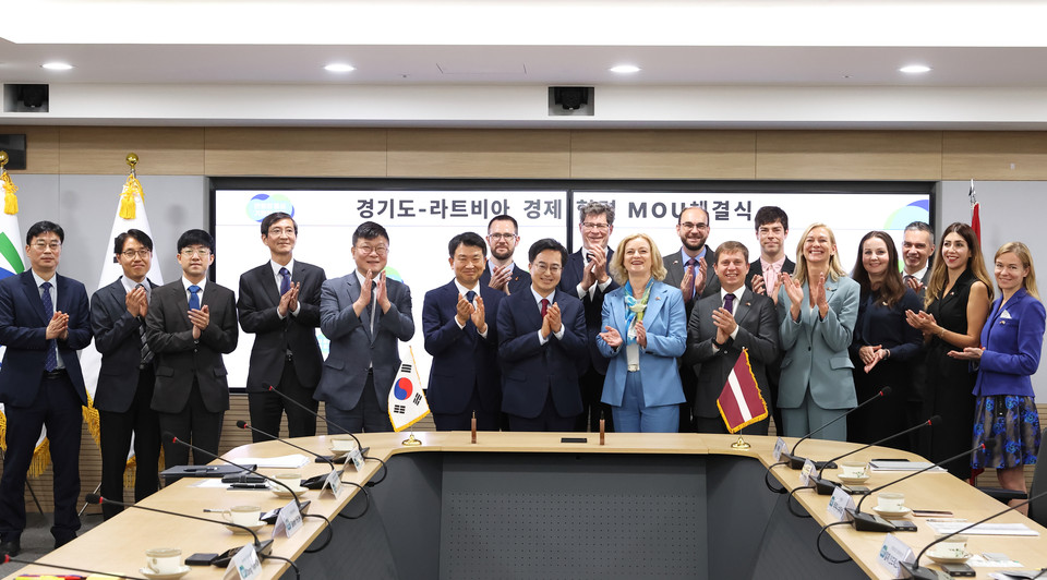 13일 오전 경기도청 상황실에서 김동연 경기도지사와 일제 안드릭소네 라트비아 경제부장관이 MOU 체결식후 기념촬영을 하고 있다. (사진제공=경기도청)