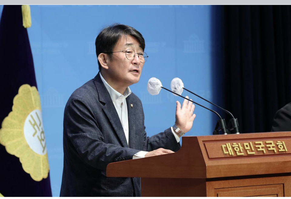최종윤 의원(하남시)과 하남 감일지구 총연합회(회장 최윤호)는 13일 국회 소통관에서 기자회견을 열고 최근 예비타당성 조사가 끝난 원안의 시·종점 변경에 따른 각종 의혹 등이 불거진 서울양평고속도로 사업의 재추진을 촉구했다. (사진=최종윤 의원 페이스북)
