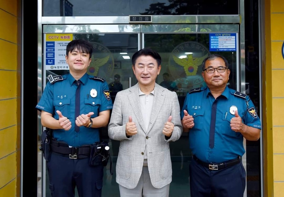 김동근 시장은 13일 오후 급성 호흡기 질환으로 인해 40도 넘는 고열의 어린아이를 지구대에서 병원까지 빠르게 데려다 준 의정부경찰서 녹양지구대 최성식 경위와 이연재 경장을 만나 감사인사를 전했다. (사진=김동근 의정부시장 페이스북)