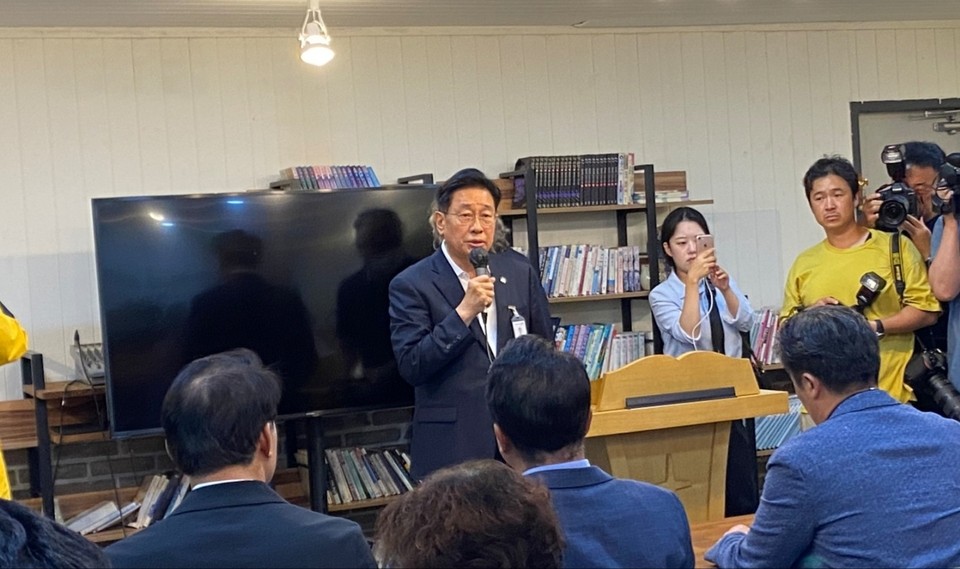 전진선 양평군수는 14일 오전 양평군 양서면 대아교회에서 국민의힘 소속 국회 국토교통위 원들과 주민들을 만나 ‘서울양평고속도로 종점 변경’ 과정에 대해 설명했다. 이날 간담회 의견은 오는 17일 원희룡 국토부 장관에게 전달될 예정이다. (사진=장은기 기자)