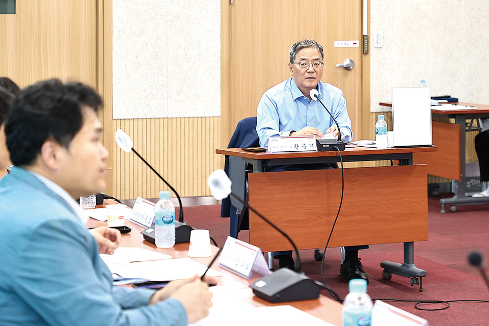 황준기 용인시 제2부시장이 17일 용인시에서 열린 경강선 연장 타당성조사 용역 착수보고회에서 인사말을 하고 있다. (사진제공=용인시청)
