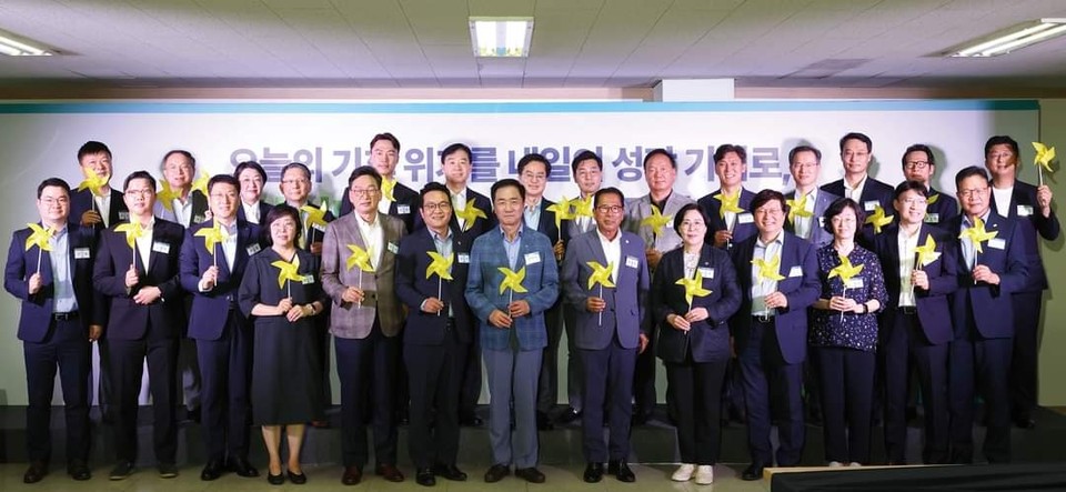 17일 오후 평택 티센크루프머티리얼코리아에서 열린 산업단지 RE100 투자 협약식에서 정장선 평택시장, 김상곤 도시환경위원회 부위원장, 박재덕 에스에이엔에스 부사장, 오재석 엘에스일렉트릭 부사장, 전의찬 탄소중립 녹색성장 위원장 등이 기념촬영을 하고 있다. (사진=김동연 경기도지사 페이스북)