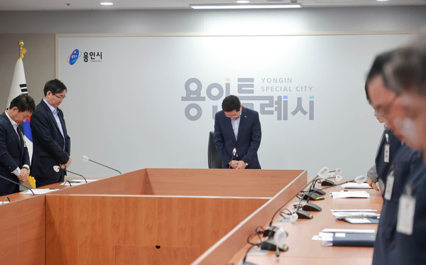 17일 이상일 용인특례시장과 시 간부공무원들이 회의에 앞서 비 피해로 희생된 분들을 애도하며 묵념을 하고 있다. (사진제공=용인시청)