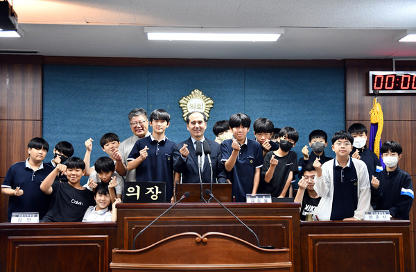 인천 미추홀구의회가 지난 19일 인천남중학교 1학년 학생 17명을 대상으로 지방자치제도에 대한 이해를 높이고 의회의 역할을 알리는 체험프로그램을 개최했다. (사진제공=미추홀구의회)