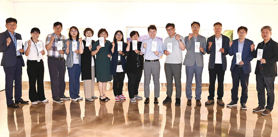 수원시가 20일 시청 인근 한 카페에서 팔달구 동장들과 ‘사랑나눔수원’ 사업 간담회를 열었다. (사진제공=수원시청)