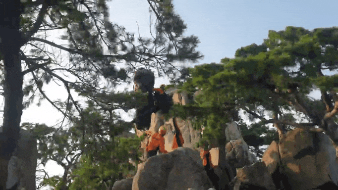 관악산에서 등산하던 60대 남성이 5~6미터 아래로 실족해 부상을 입었다. 구조 영상. (영상제공=경기도소방재난본부)