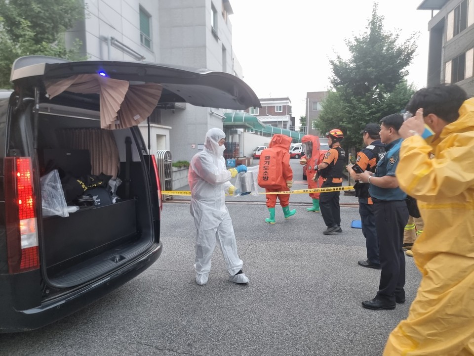 21일 오후 6시11분께 경기도소방재난본부 현장 대응단이 평택 지산동 송탄우체국에서 의심 신고된 우편물에 대해 점검 중이다. (사진제공=경기도소방재난본부)