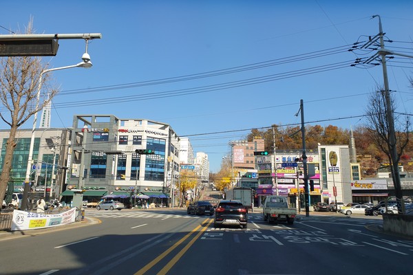 파주시는 개발행위허가를 원하는 신청인(수요자)들의 요구를 최대한 수용해 내달 1일부터 도시계획위원회 심의 절차를 개선키로 했다. 사진은 조리읍 봉천로 사거리 전경. (사진=박남주 기자)