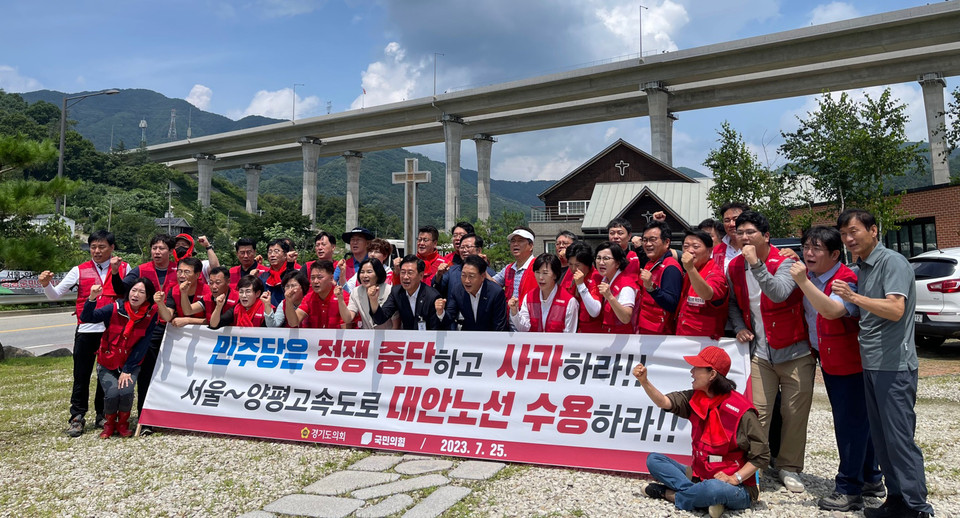 25일 김정호 대표의원을 비롯한 도의회 국민의힘 소속 의원 40여명은 이날 서울~양평 고속도로 원안(예타안) 종점부 현장인 양평군 양서면을 방문해 고속도로 사업 추진 방향에 대한 지역 의견을 들었다. (사진제공=경기도의회 국민의힘)