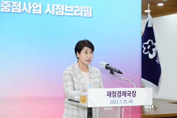 최진숙 성남시재정경제국장은 25일 "'우리가 원하는 미래 성남이 만듭니다'라는 슬로건 아래 시민 여러분과 한마음으로 '색다른 성남'을 펼쳐 나가기 위해 최선을 다하고 있다"며 "희망도시 성남의 미래 50년의 중추가 되는 양질의 고용 창출 도모를 위해 최선을 다하겠다"고 말했다. (사진=장은기기자)