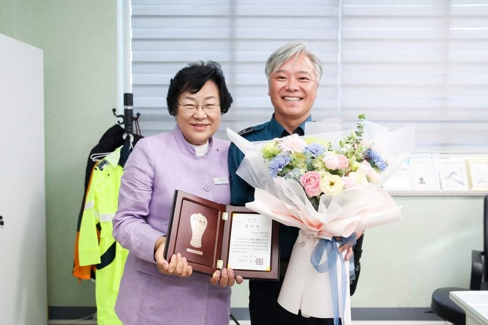 김경희 이천시장이 지난 15일 호우특보 때 침수된 이천시 장호원읍 10여 가구, 30여명을 대피시킨 이천시 ‘영웅’인 장호원파출소 소속 고재중 경감에게 감사장을 수여했다. 사진은 김경희 이천시장과 고재중 경감. (사진=김경희 이천시장 페이스북)
