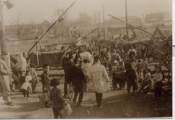 1960년대 창영동과 도원동사이를 가로놓인 철도건널목. (사진제공=동구청)