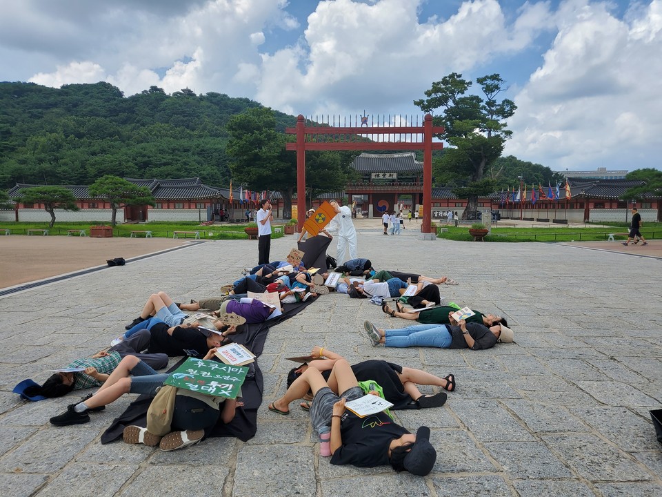 수원환경운동연합 회원 30여 명은 26일 낮 12시 수원화성 행궁광장과 장안문에서 시민이 직접 만든 피켓을 이용해 대중에게 후쿠시마 방사성 오염수 해양투기와 그 위험성을 알리는 기자회견과 캠페인을 펼쳤다. (사진=권영복 기자)