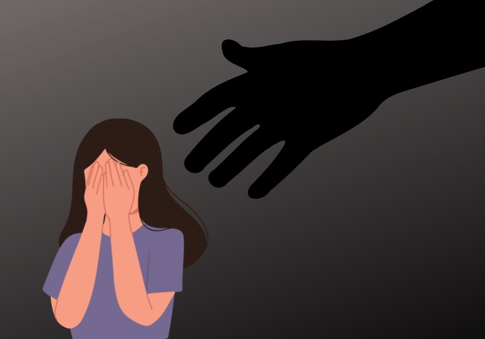 인천국제공항공사가 올초 공사 내 멘토링 프로그램에 참가한 대학생을 대상으로 성적인 발언을 하고 성추행을 시도한 직원에게 2개월 정직을 내렸다. (CG=중앙신문)