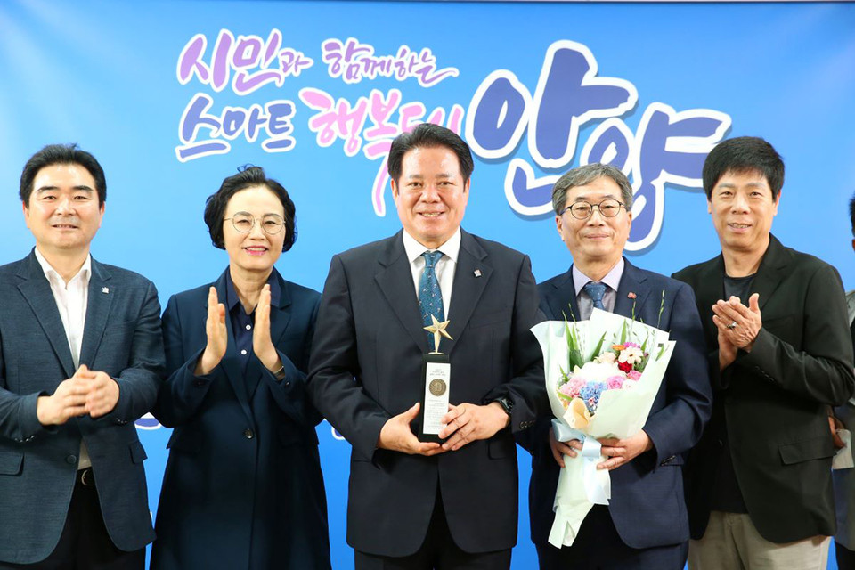 우선멈‘춤’ 안양시민축제가 2023 소비자가 뽑은 올해의 브랜드 대상에 선정됐다. 최대호 안양시장(왼쪽에서 세번째) 및 관계자가 상패를 들고 기념촬영을 하고 있다. (사진제공=안양시청)