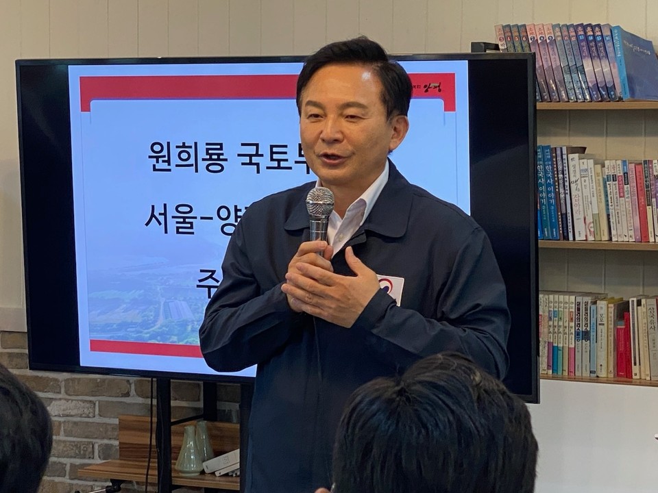 원희룡 국토교통부 장관이 27일 오전 양평군 양서면 대야교회에서 주민들과 가진 서울양평고속도로 관련 간담회에서 인사말을 하고 있다. (사진=장은기 기자)