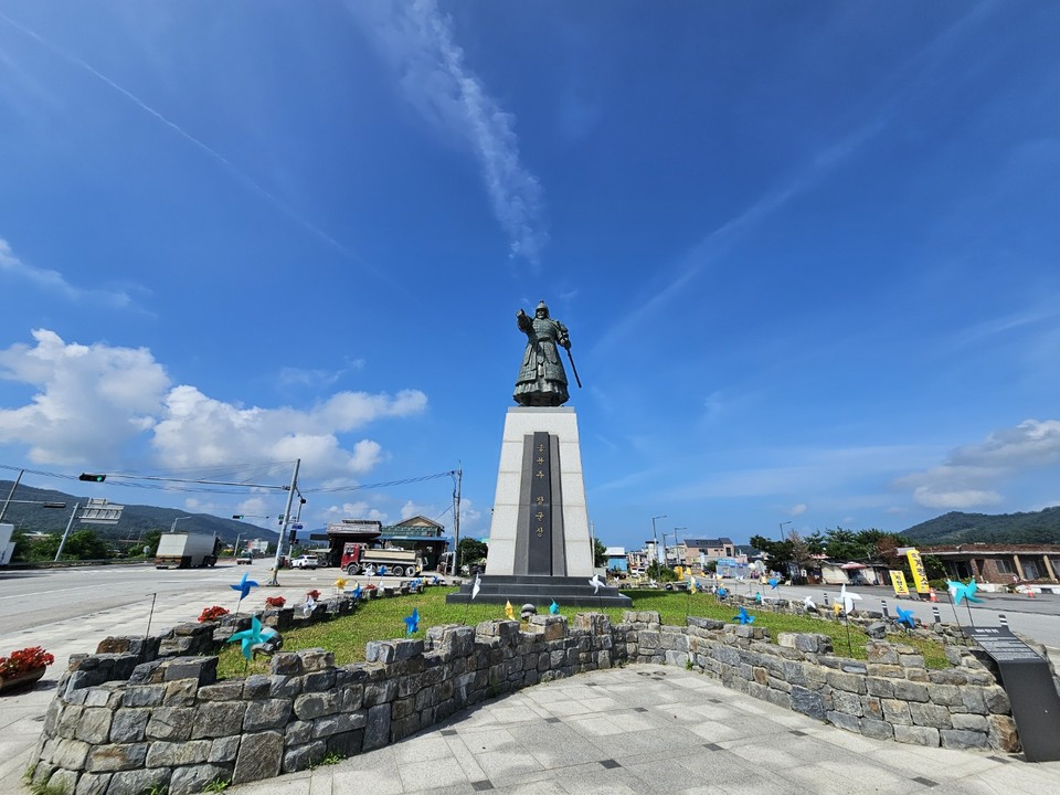 27일 오전 9시50분께 안성시 죽산면 입구에 세워진 송문주 장군 동상이 더위를 호령하는듯 늠름하게 서있다. (사진=김종대 기자)