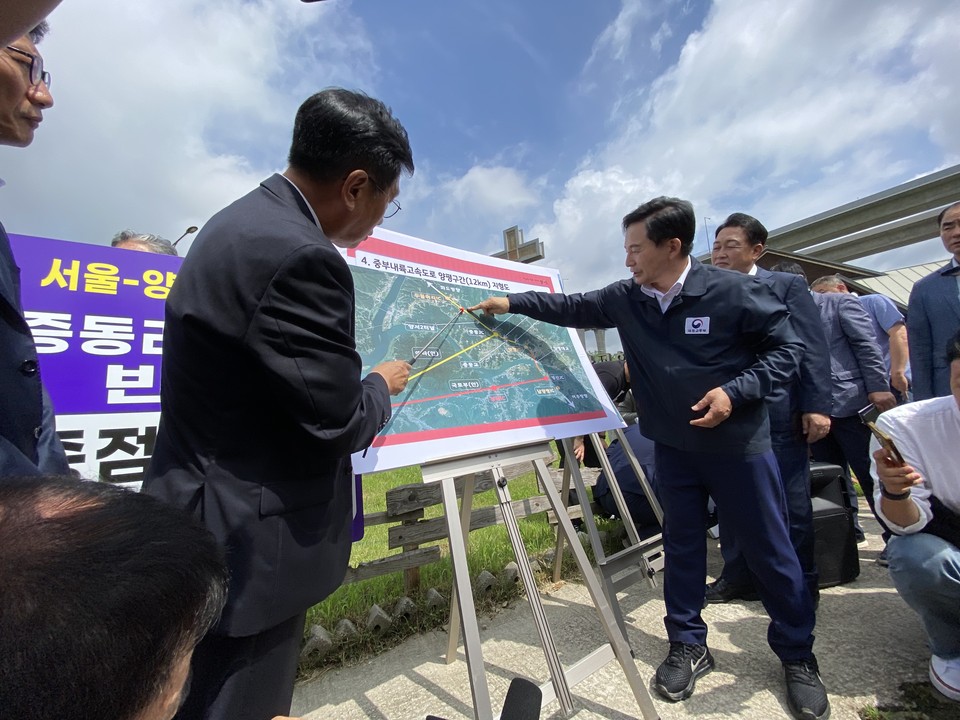 원희룡 국토교통부 장관이 27일 오전 양평군 양서면 대아교회에서 열린 서울-양평 고속도로 관련 현장 주민 간담회에서 전진선 양평군수 로부터 노선에 대해 설명하고 있다. (사진=장은기 기자)