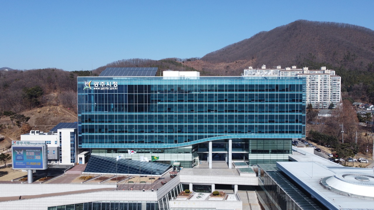광주시는 고산지구에서 잠실역까지 운행하는 광역버스 노선이 대도시권 광역교통위원회의 노선위원회 심의에서 가결됐다. 사진은 광주시청 전경. (사진=중앙신문DB)