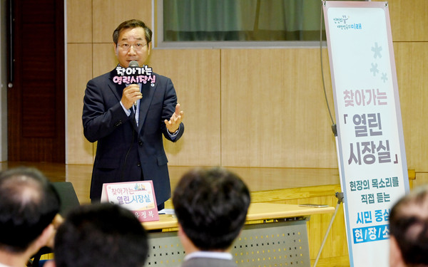 유정복 인천광역시장이 27일 청라호수도서관에서 열린 '찾아가는 열린 시장실'에서 '서울7호선 정상개통 촉구'에 대한 온라인 열린 시장실 제안의견에 공식답변을 하고 있다. (사진제공=인천시청)