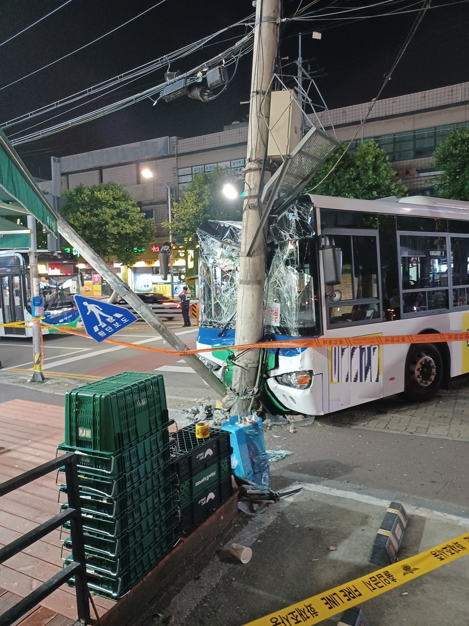 부천시 고강동 사거리에서 시내버스와 화물차, 승용차 등 5중 추돌사고가 나 2명이 부상을 입었다. 사진은 사고 현장. (사진제공=경기도소방재난본부)