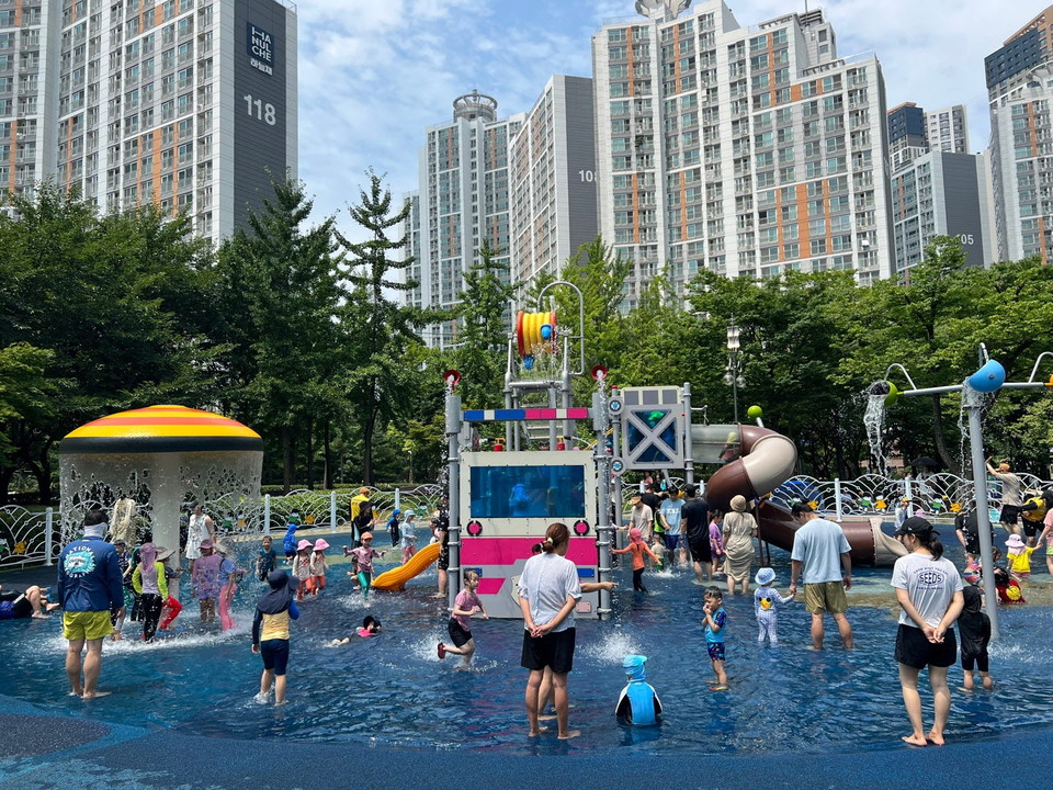 인천 서구가 여름방학을 맞은 관내 아동들에게 도심 속에서 무더위를 식히고, 추억을 선사할 공원 물놀이장 8개소를 개장해 오는 27일까지 운영한다. (사진제공=인천서구청)