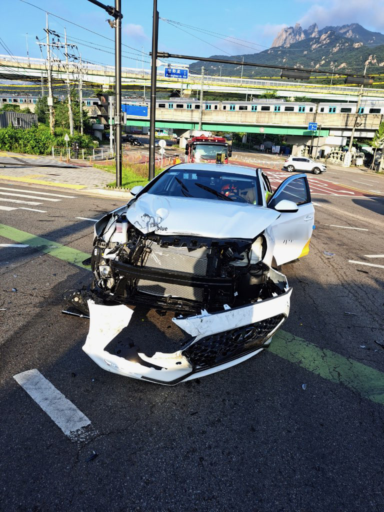 3일 오전 6시51분께 의정부시 호원동 평화로 인근에서 주행 중이던 택시와 1톤 화물차가 충돌하는 사고가 났다. 사진은 사고 현장. (사진제공=경기도북부소방재난본부)