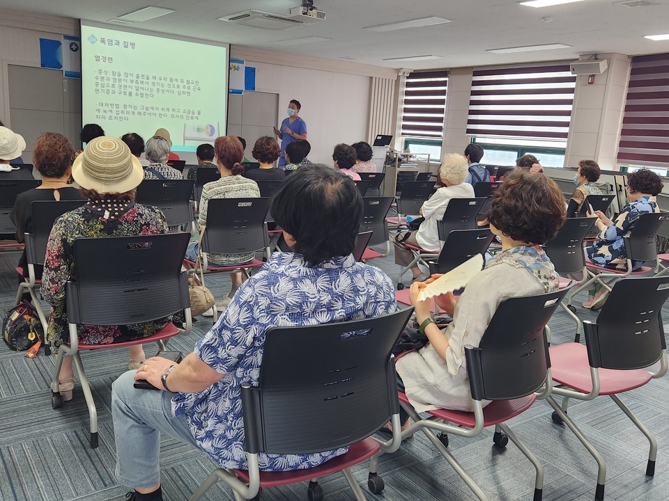인천 부평구 열우물건강생활지원센터가 2일 센터 내 강의실에서 지역주민들을 대상으로 여름철 건강관리 강좌를 가졌다. (사진제공=부평구청)