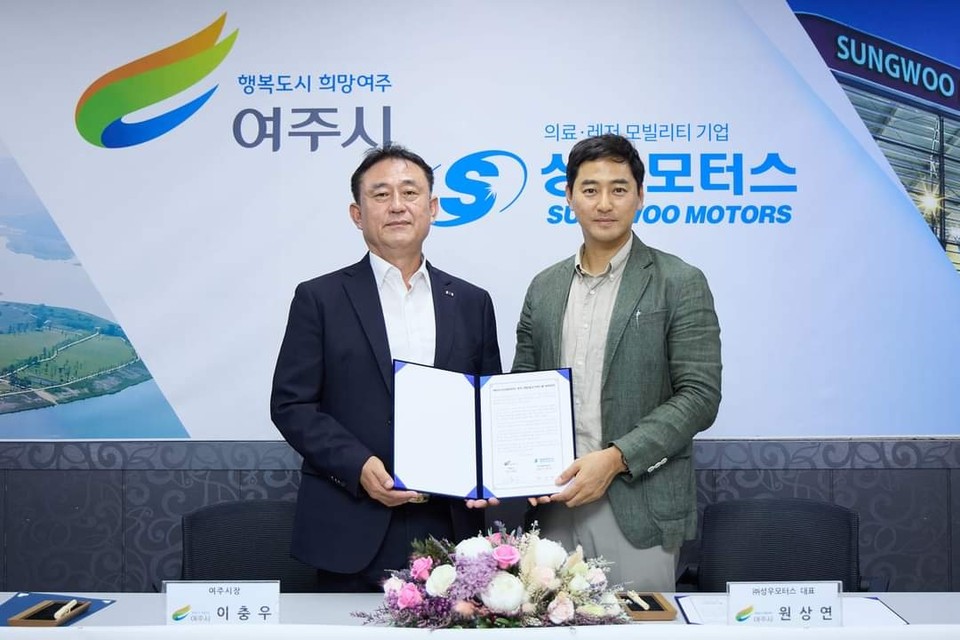 여주시가 3일 오전 11시 시청 상황실에서 특장차 제조업체인 (주)성우모터스와 약 1500억원 규모의 투자의향서(LOI)를 체결했다. 사진은 체결식에서 이충우 여주시장과 원상연 대표. (사진=이충우 여주시장 페이스북)