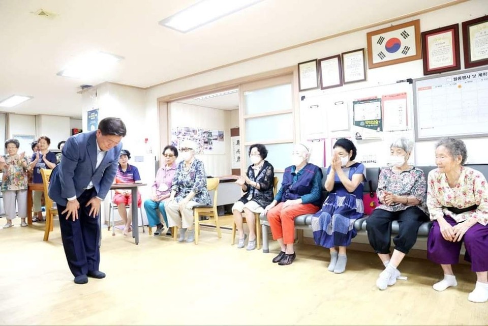 박승원 광명시장이 3일 관내 복지관과 경로당을 방문, 무더위로 고생하는 어르신들을 찾아 안부를 묻고 인사를 드렸다. (사진=박승원 광명시장 페이스북)